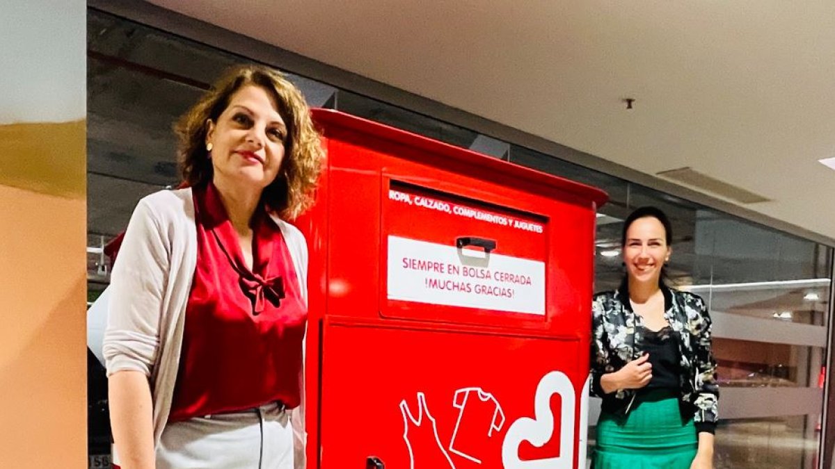 Nadia Nunes Fernandes, Gerente del Centro Comercial Torrecárdenas, junto a Mª Carmen Torres, gerente de la Cooperativa Empresa de Insercción (EI)