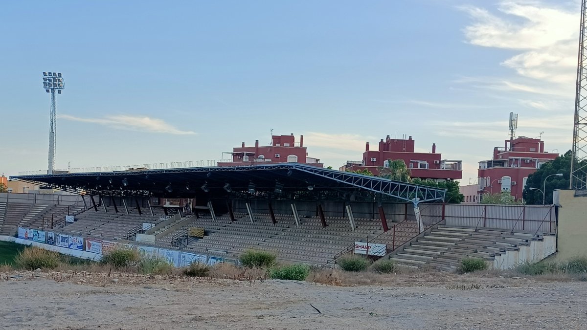 La tribuna del Juan Rojas pasará a la historia en pocos meses. Será derribada.