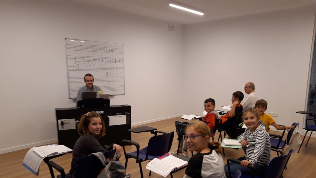 Los alumnos de la Escuela de Música Municipal de Huércal-Overa en una de sus clases.