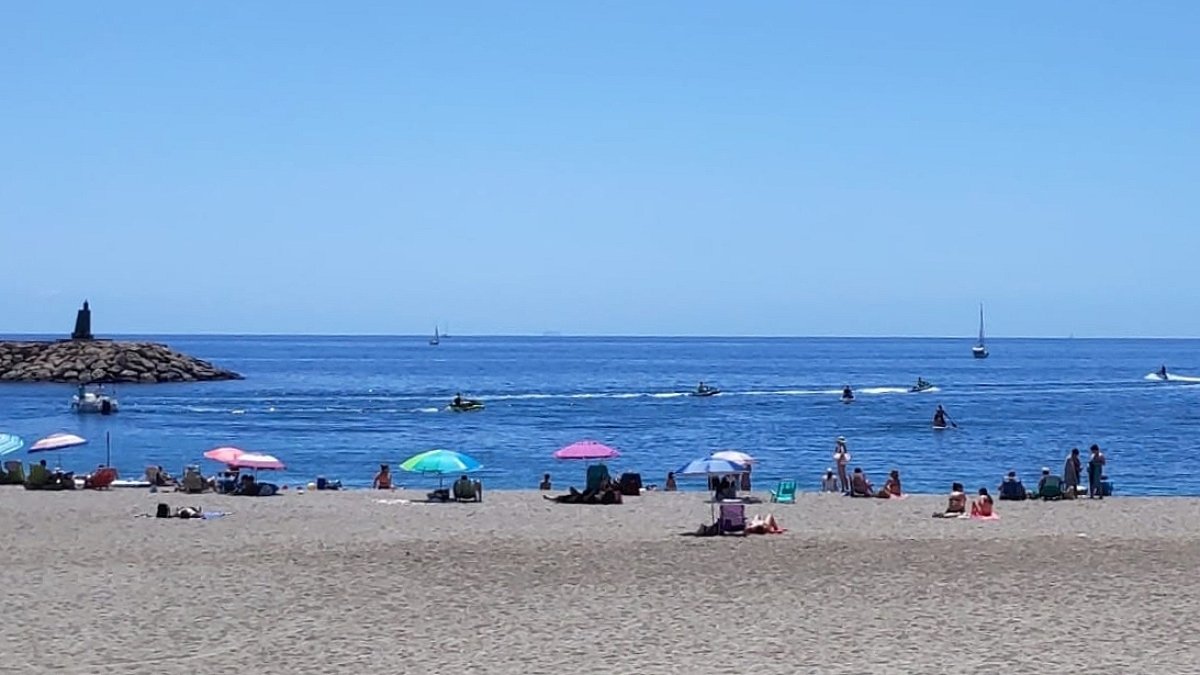 Varias motos acuáticas saliendo del Puerto Deportivo de Aguadulce.