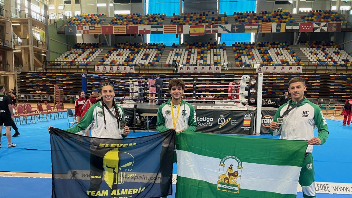Los tres deportistas del Eleven posan tras el campeonato.