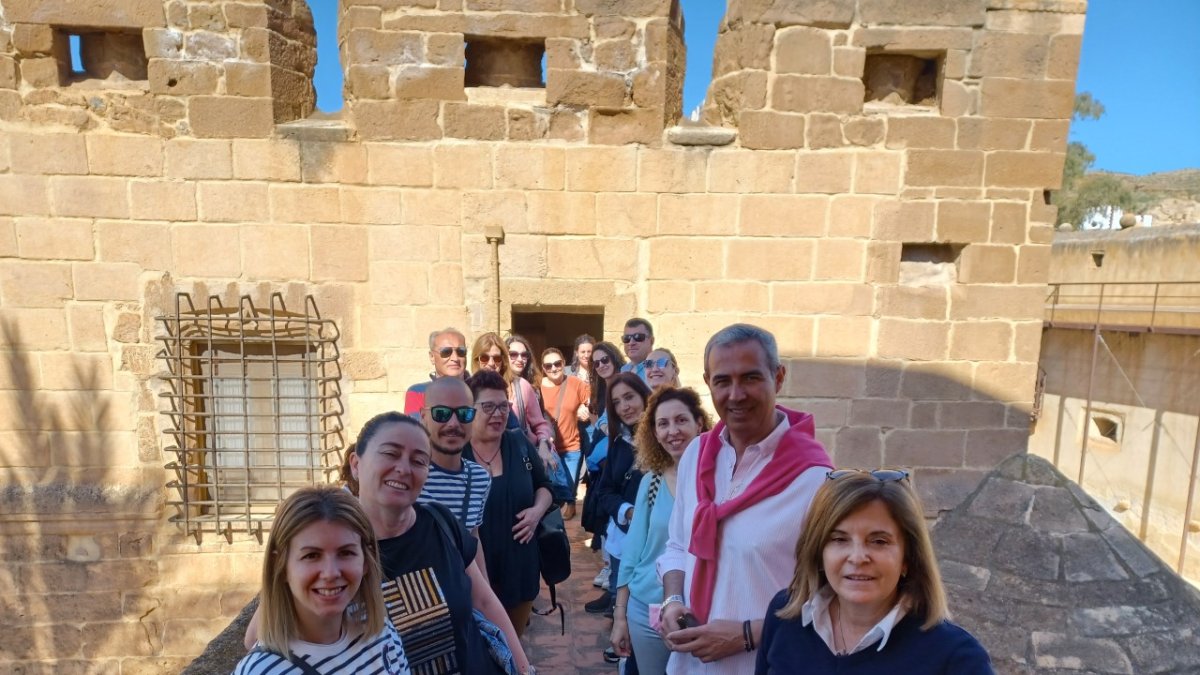 Turistas visitando la Torre del Homenaje, en el Castillo del Marqués de los Vélez.