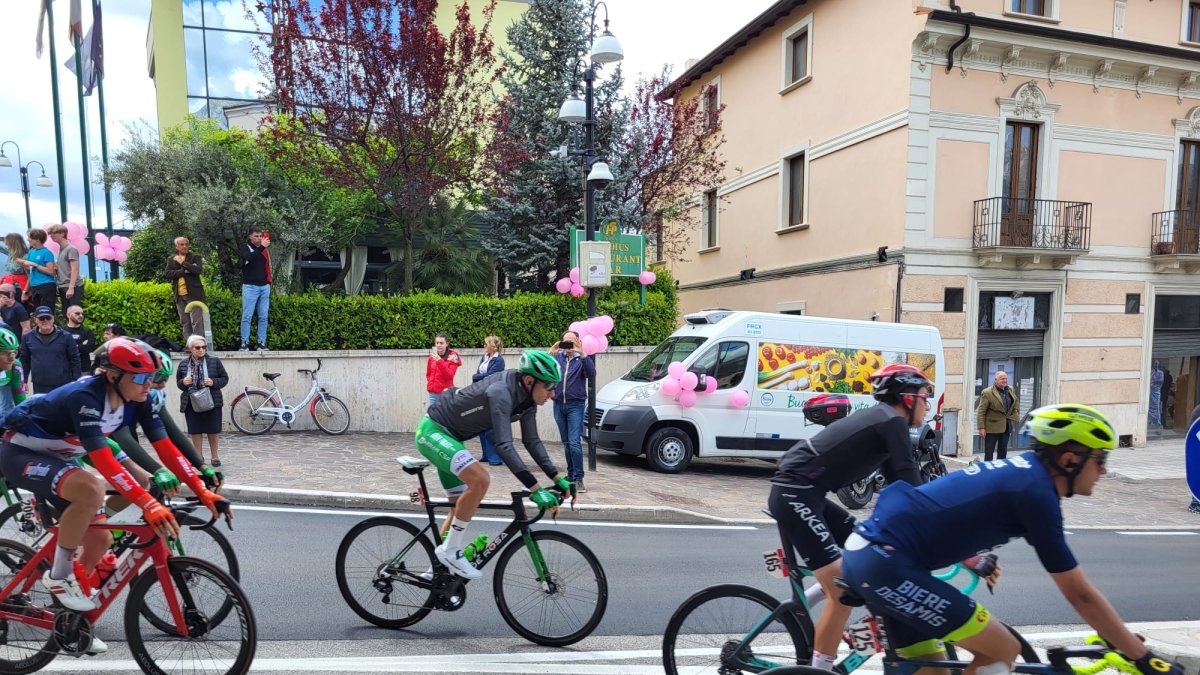 El pelotón del Giro pasando por Sulmona ante la furgoneta de Buono.