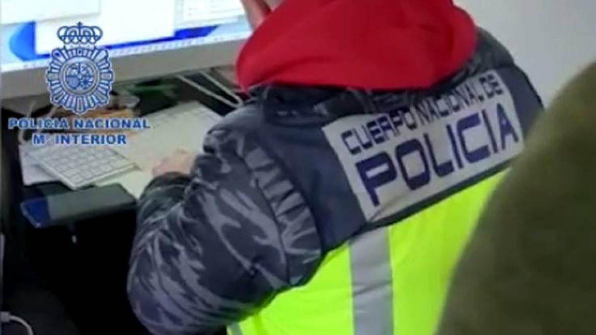 Un Policía Nacional.