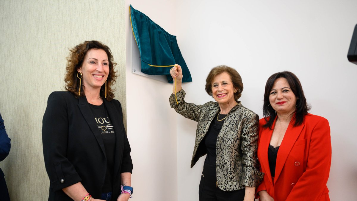 Descubrimiento de la placa conmemorativa a cargo de Rosa María Virolés, acompañada por María del Mar Vázquez y María del Mar Ayala