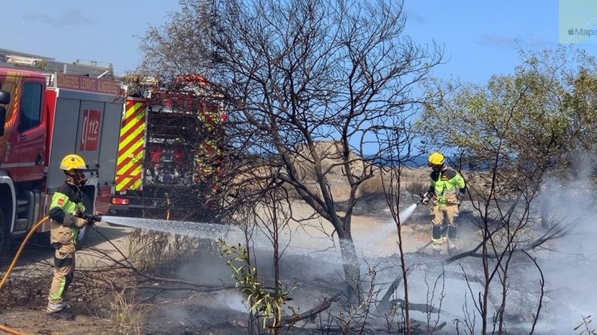 Efectivos de Bomberos del Levante actuando en el lugar del incendio.