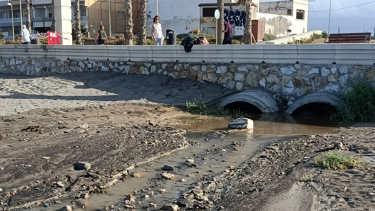 Salida de agua por los aliviaderos de la capital