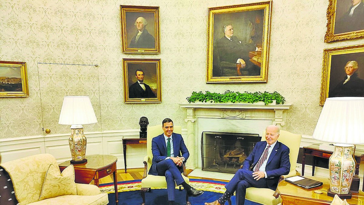 Pedro Sánchez con Joe Biden en el despacho oval bajo los retratos de George Washington y Abraham Lincoln.