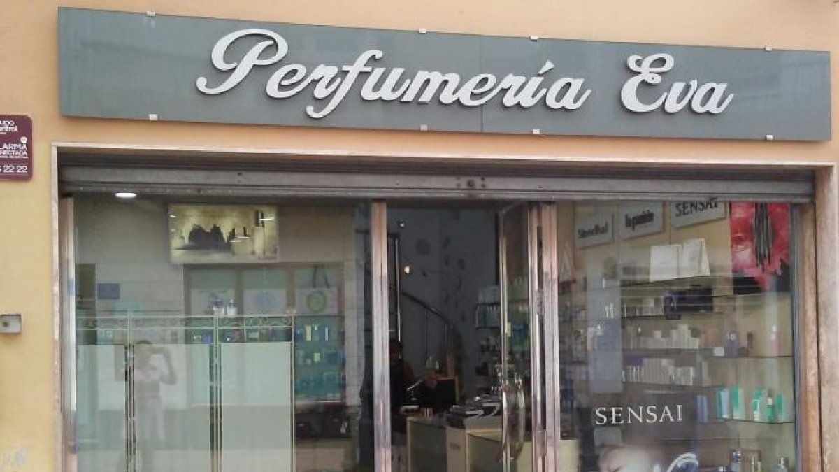 Perfumería Eva cierra sus puertas tras más de 50 años atendiendo.