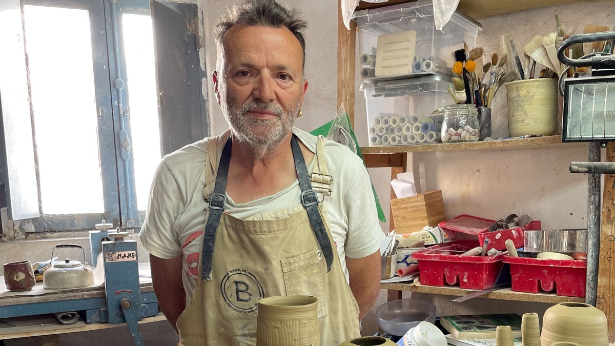 Antonio Flores en su taller.