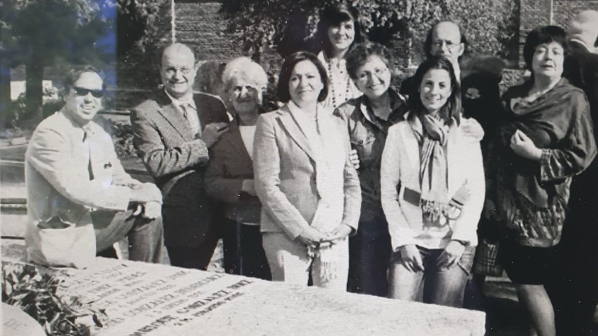 Con Marijé Orbegozo, Federico Utrera y Miguel Naveros, pariente de Carmen de Burgos, entre otros, en el Cementerio Civil de Madrid en octubre de 20