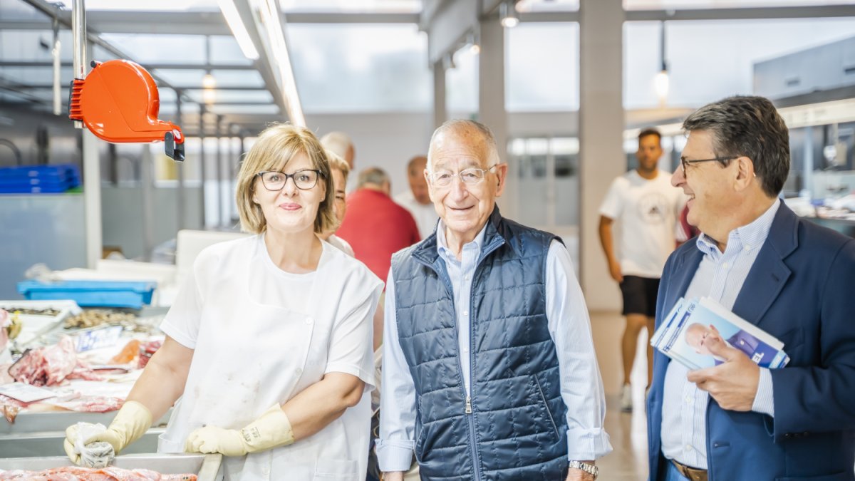 Amat pidió ayer el voto en el Mercado de Abastos.