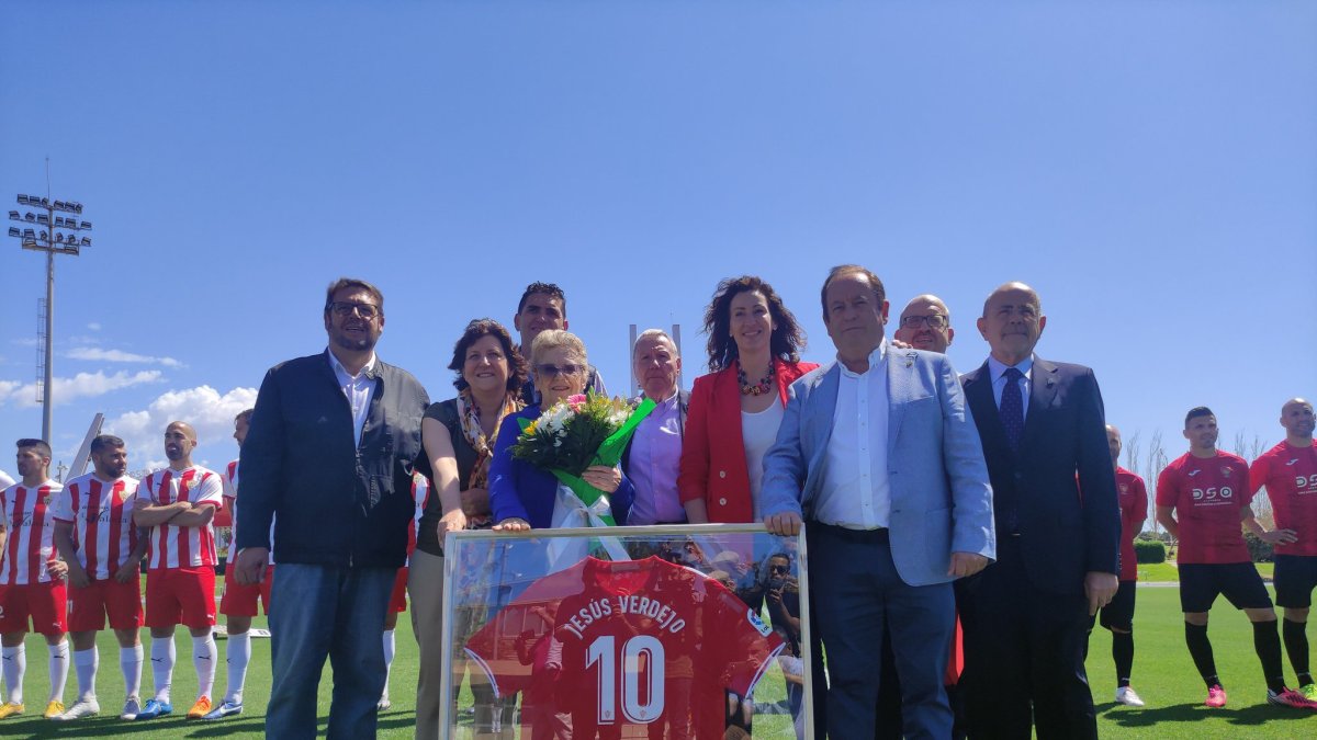 Foto de familia en la hierba del campo Anexo del Estadio de los Juegos Mediterráneos en un Memorial para recordar a un grande del fútbol.