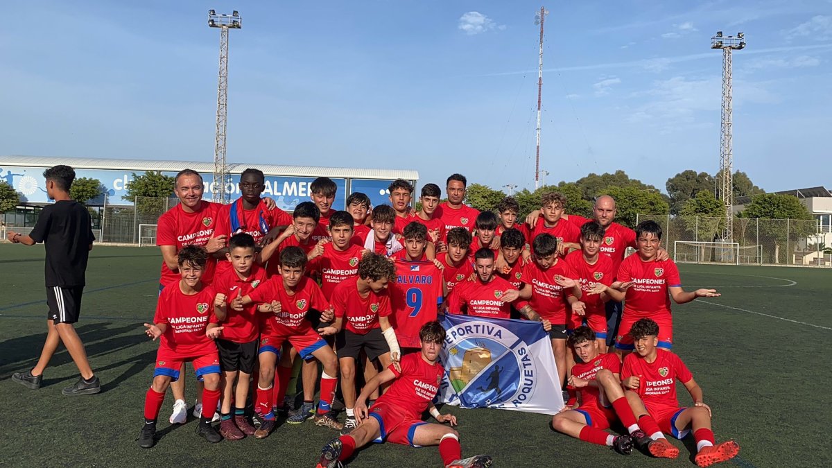 Celebrando el éxito de una temporada en la que han sido campeones de Liga.