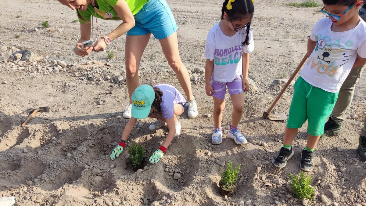 Durante la actividad de plantación de plantas aromáticas en Roquetas de Mar.