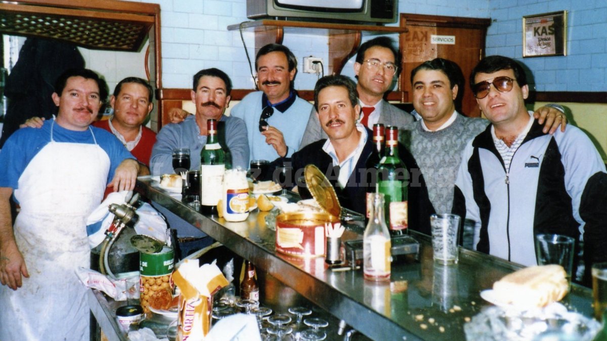 El bar Los Claveles, hoy desaparecido, pero no olvidado, fue uno de los símbolos de la ciudad durante varias décadas.