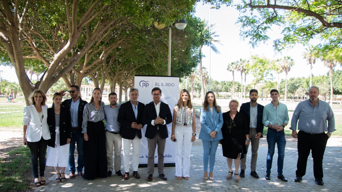 Foto de familia de candidatos del PP de El Ejido.
