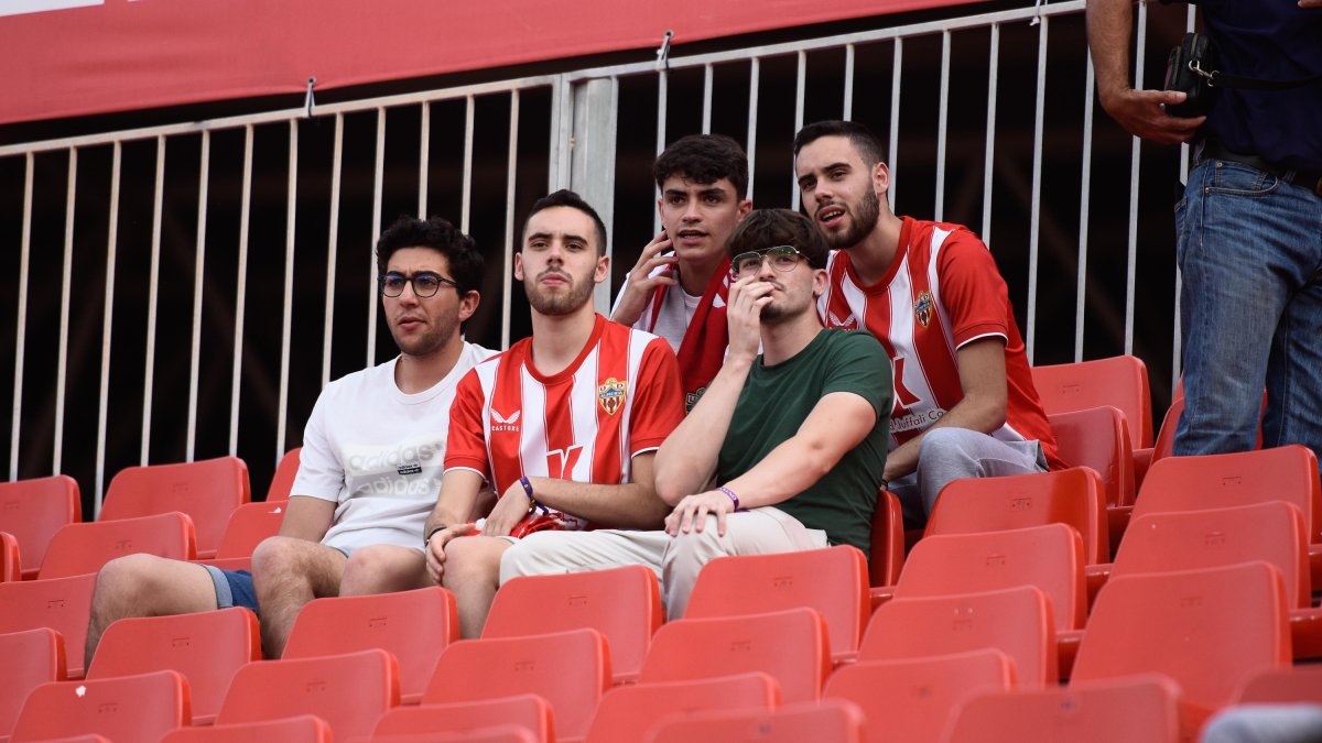 Los aficionados del Almería cuadran las cuentas.