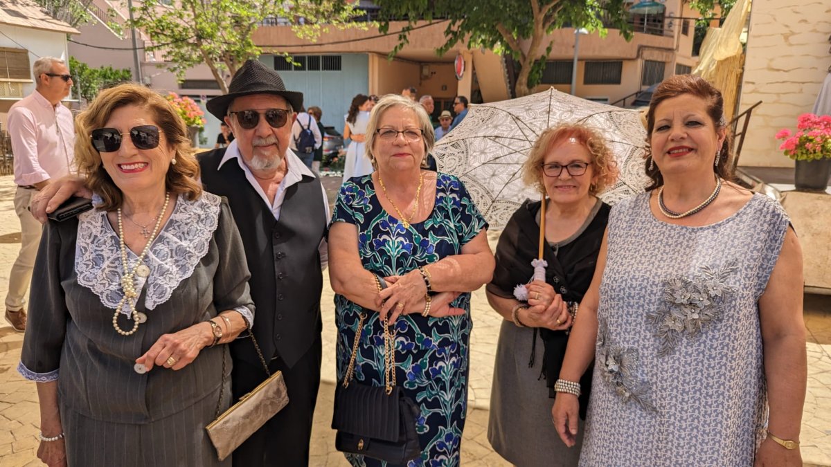 Asistentes a la recreación caracterizados de la época.