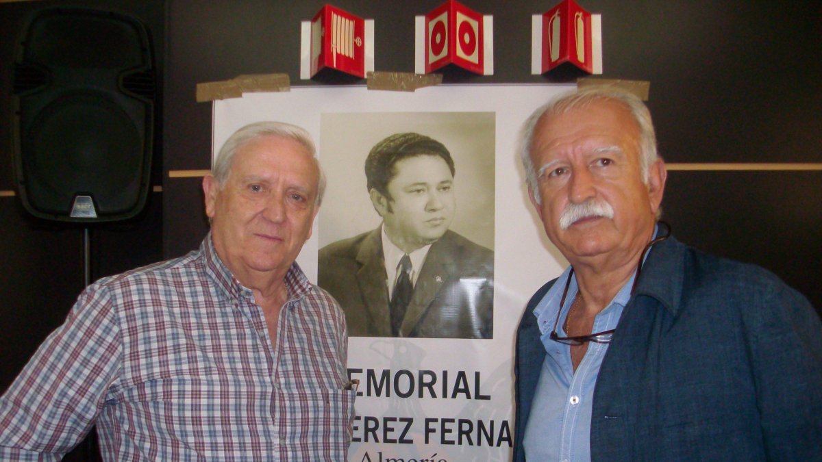 Dos leyendas posan junto al cartel del Memorial de 2018.