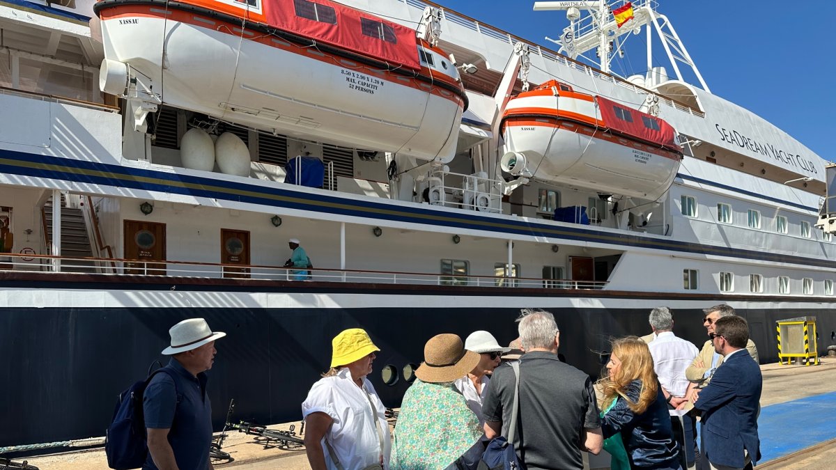 Llegada de turistas en el crucero de lujo.