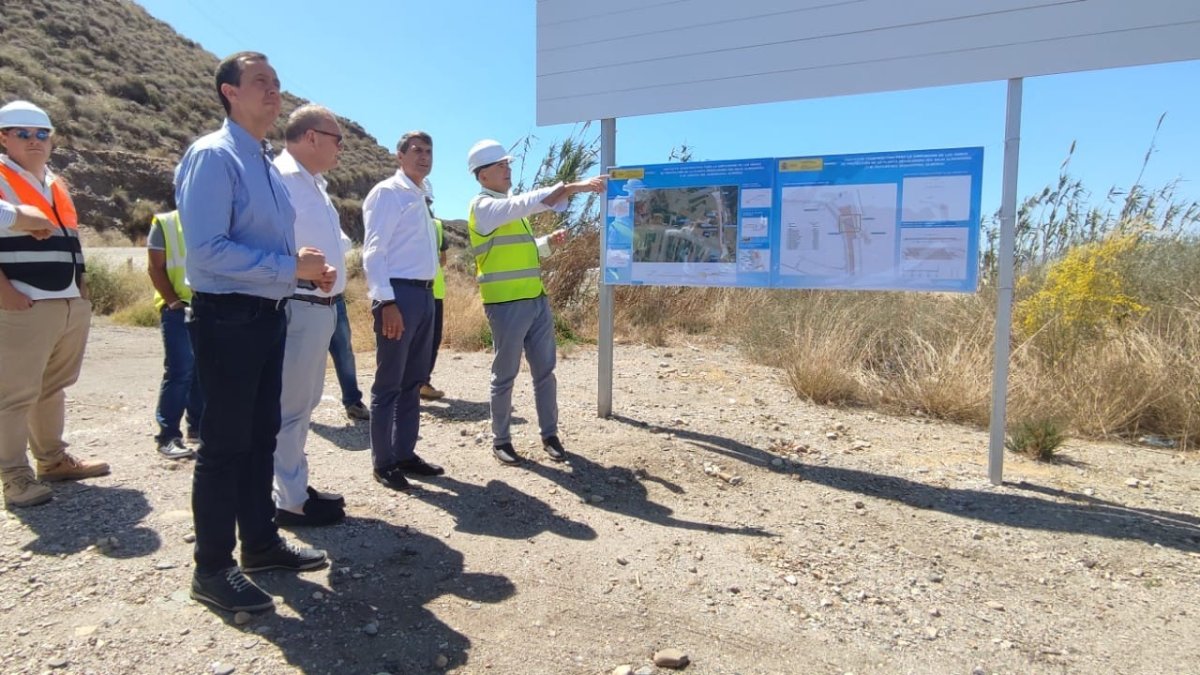 Visita de las autoridades a las obras de protección de la desaladora de Cuevas del Almanzora.
