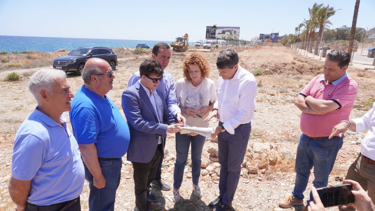 El delegado del Gobierno de España en Andalucía, Pedro Fernández visita las obras de ampliación del paseo marítimo.