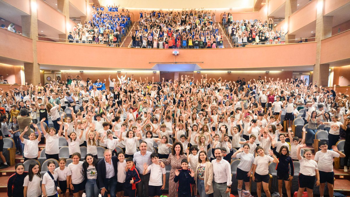 Foto de familia de los 900 participantes en la clausura del plan