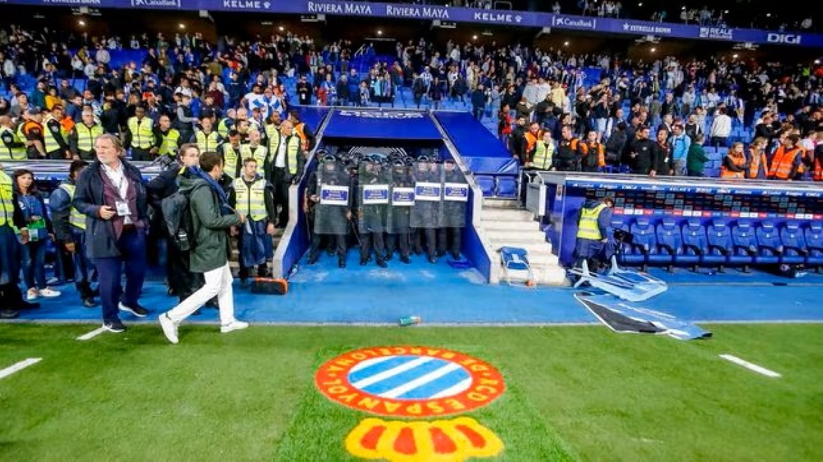 La policía acordonando la puerta de acceso a vestuarios del RCDE Stadium.