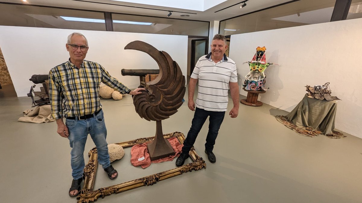 Hilario y Mateo posan en la sala principal de su exposición, \'Escultura, soldadura y reciclaje\'.