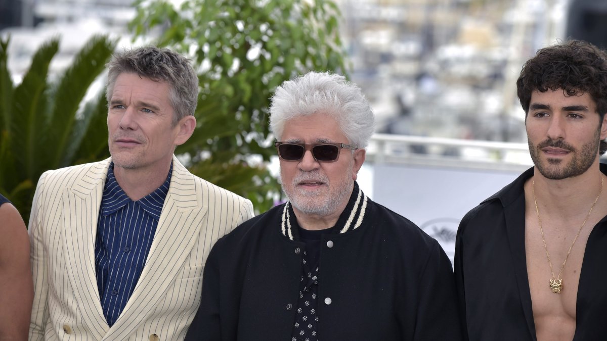 Ethan Hawke, Pedro Almodóvar y George Steane, este miércoles en Cannes.