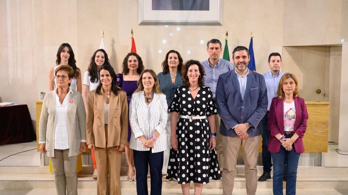 Foto de familia de la alcaldesa y concejales con los trabajadores recién incorporados