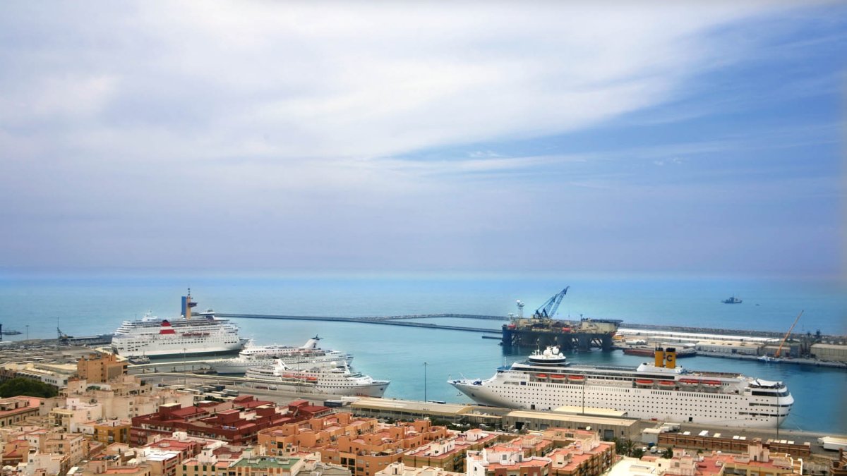 Gran aumento del número de pasajeros por el puerto de Almería