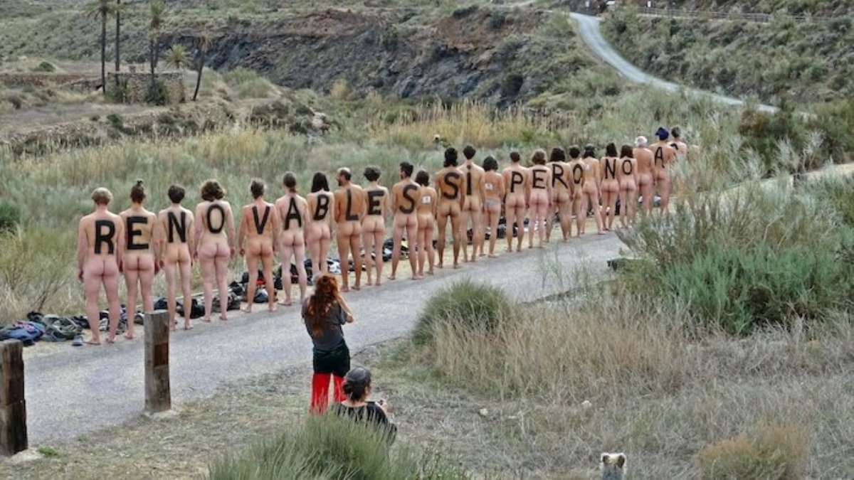 Vecinos protestan desnudos contras las obras del campo solar en el mes de marzo.