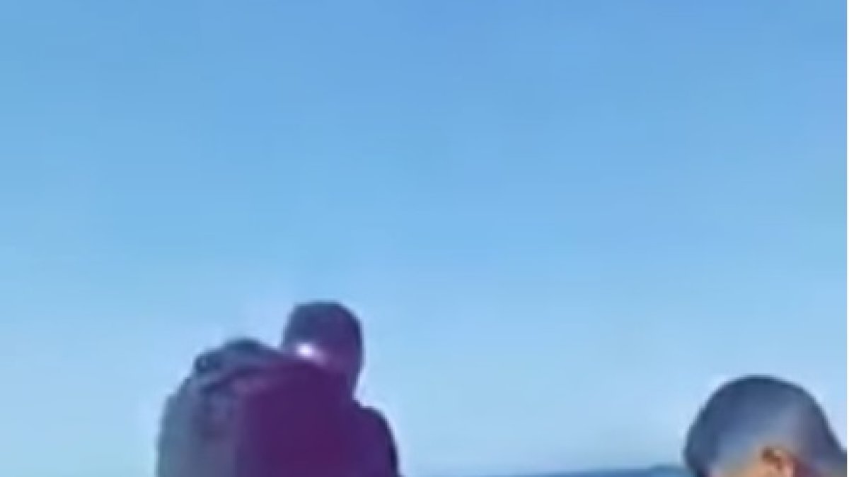 Un vídeo de ‘harragas’ en travesía a Almería distribuido en redes sociales (Youtube)