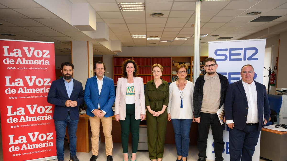 Los candidatos, en la Redacción de Cadena SER y La Voz, antes de comenzar el debate.