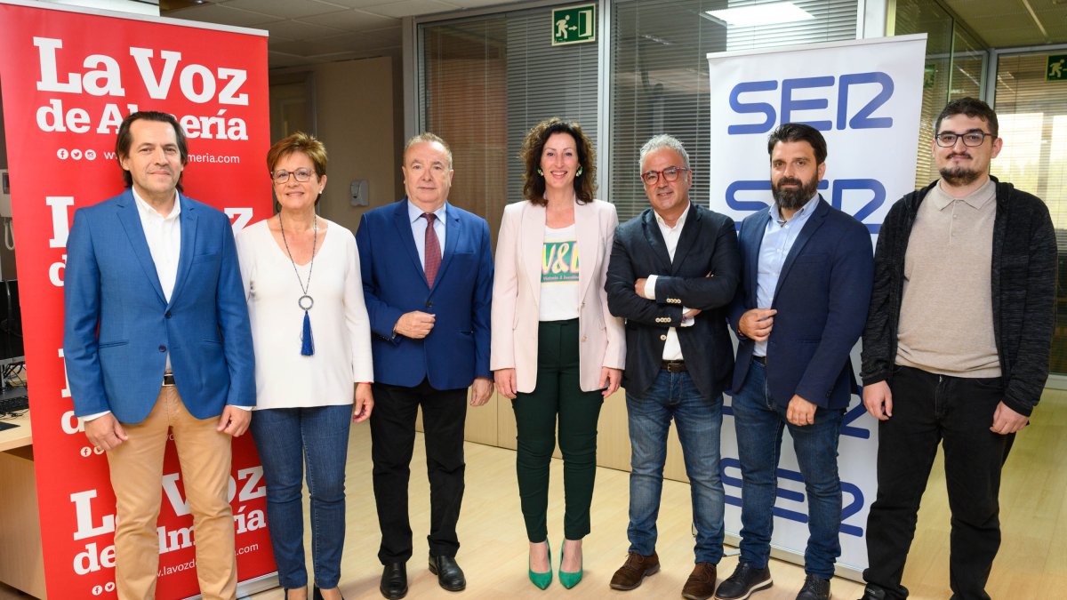 Los candidatos, con el moderador y el director de SER y La Voz de Almería.