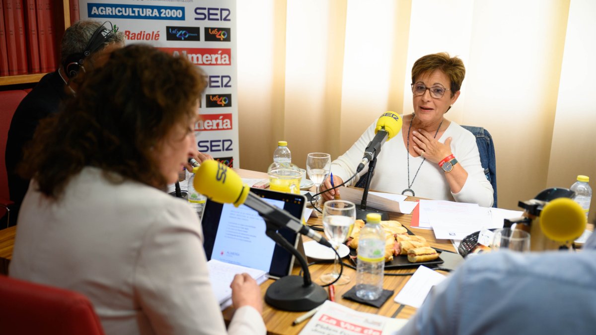 Adriana Valverde observa a María del Mar Vázquez mientras interviene