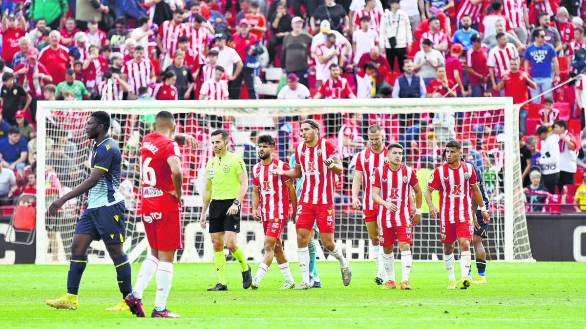 La plantilla sabe que no puede fallar este sábado en el Mediterráneo.