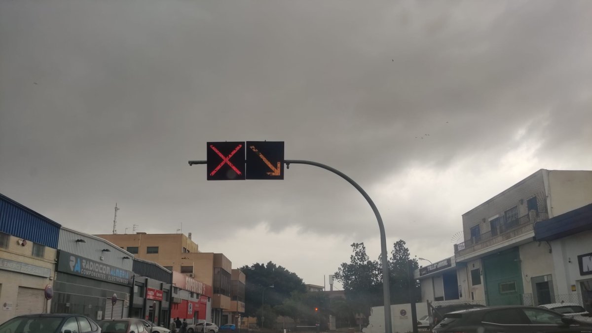 Señalización del desvío del tráfico en La Goleta por el cierre del paso subterráneo.