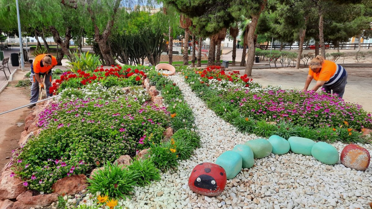 Dos trabajadoras cuidando los jardines en Huércal de Almería.