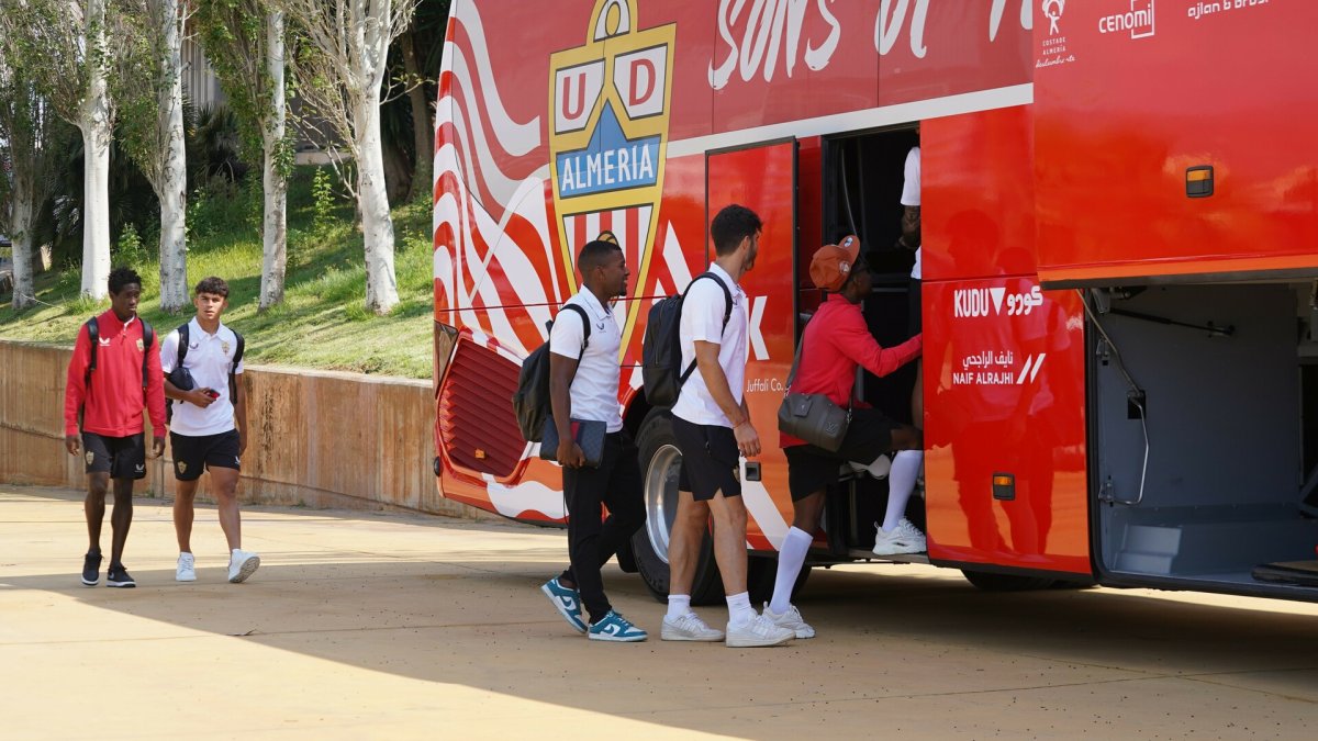 El Almería, rumbo al hotel de concentración.