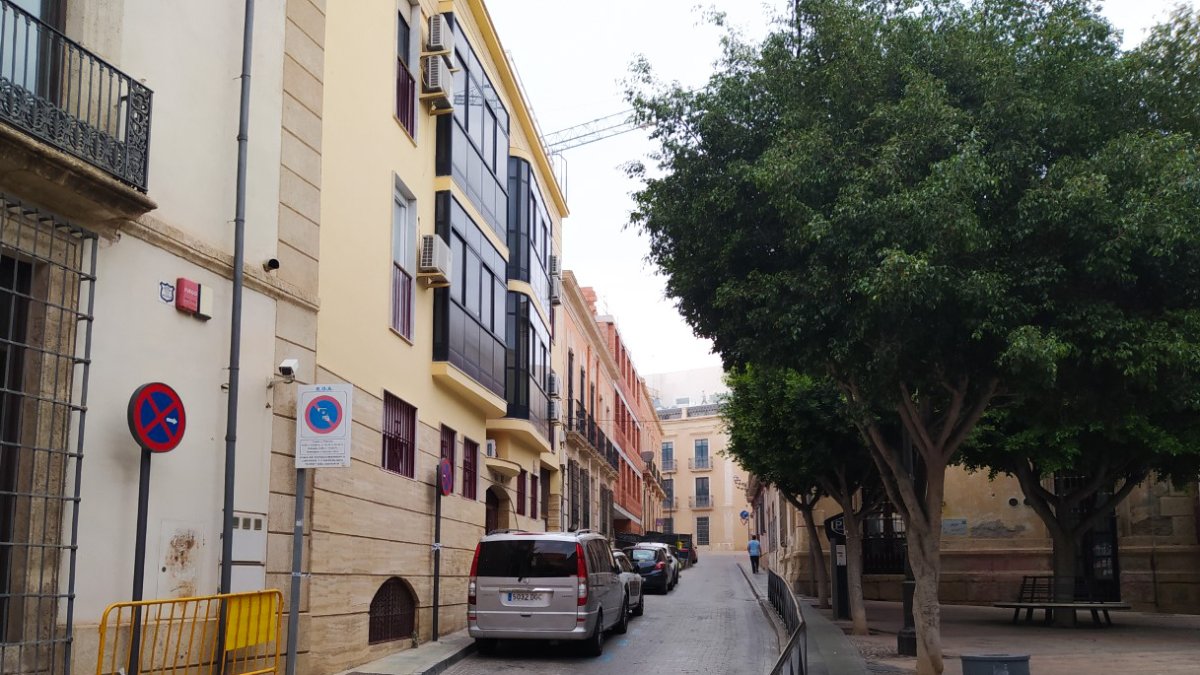 Vista de la calle Arráez, hoy desguarnecida sin la presencia de ningún comercio.