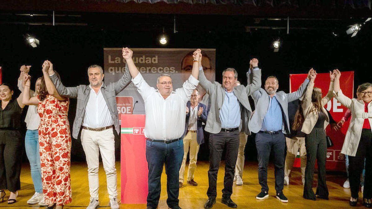 El candidato, Manolo García, flanqueado por Juan Espadas y Lorenzo.