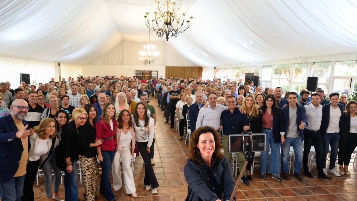 Vázquez se hace un selfie en su encuentro con agricultores.
