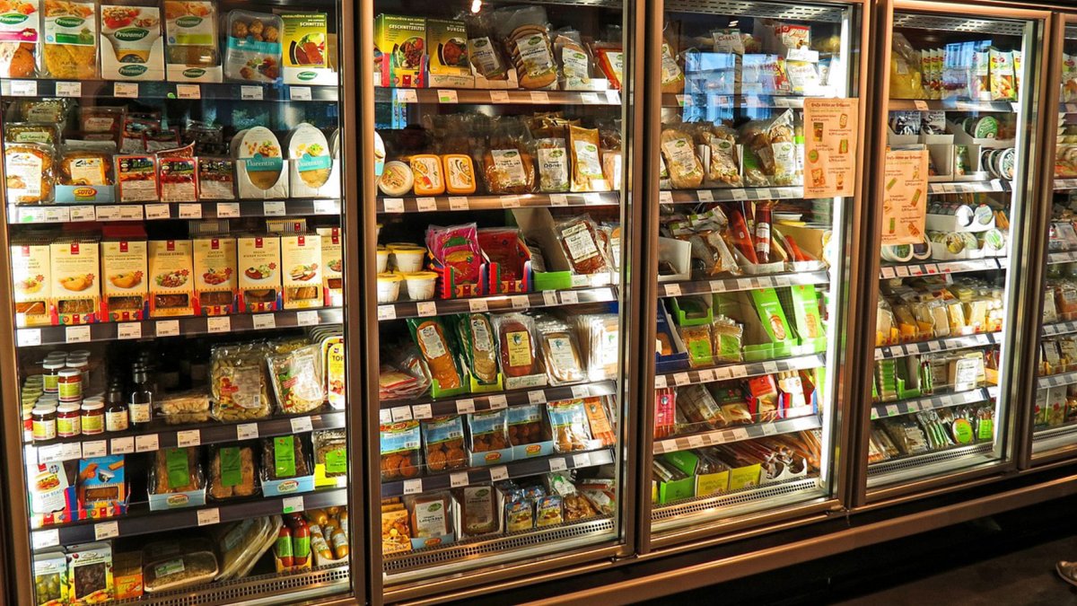 Lineal de un supermercado con comida preparada.
