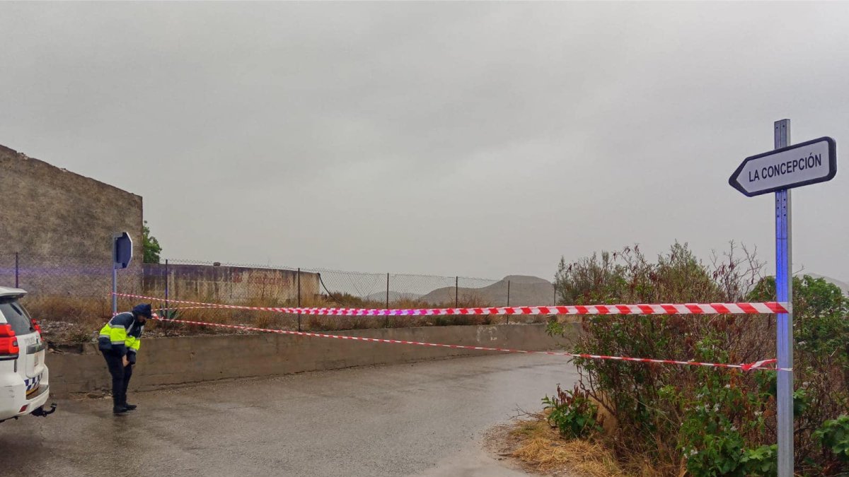 Camino hacia Lubrín cortado por la salida del Río Almanzora.