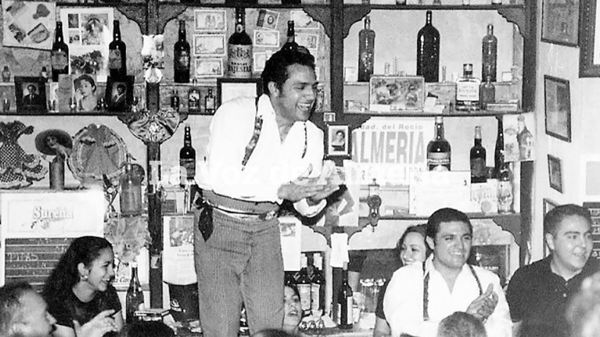 En los años noventa un grupo de rocieros le volvió a dar vida a la bodega de las Cortinillas que fue acondicionada para una cruz de mayo.