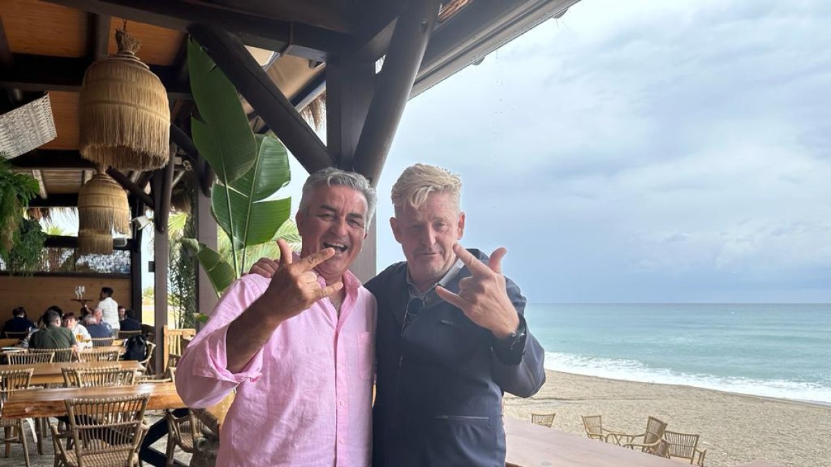 Wayne Wriffiths (a la derecha) y Pedro Asensio en el Kon Tiki de Mojácar, haciendo la señal del Cupra.