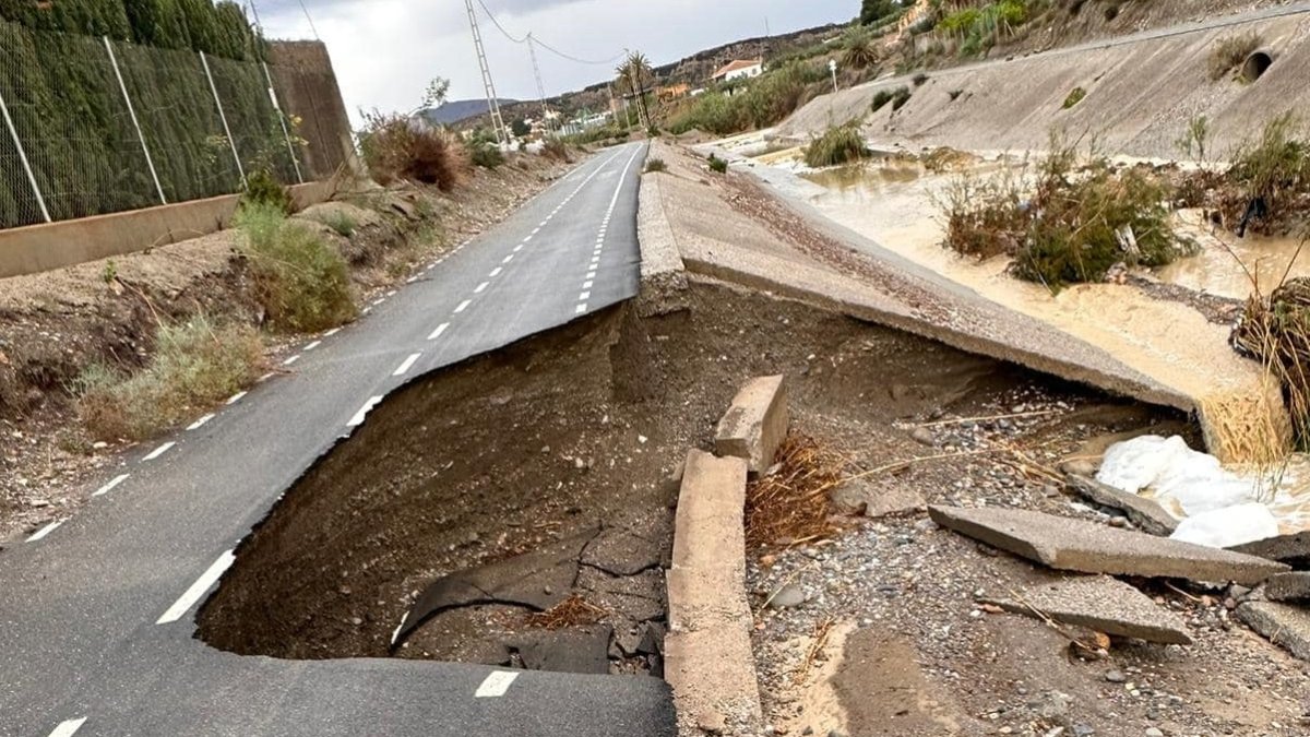Carretera en Cuevas del Almanzora gravemente afectada por el último temporal.